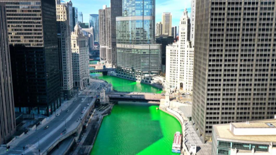 芝加哥河（Chicago River）染綠慶「聖派翠克節」。（圖／翻攝自 Time）