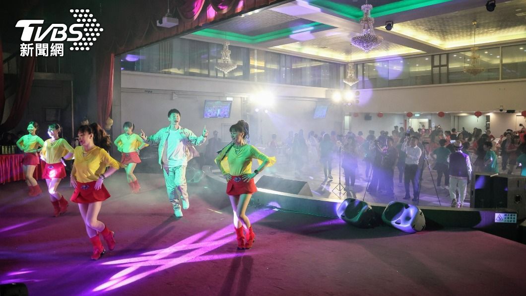 麥克斯一登台馬上吸引婆媽上前一起跳。（圖／趙世平攝）