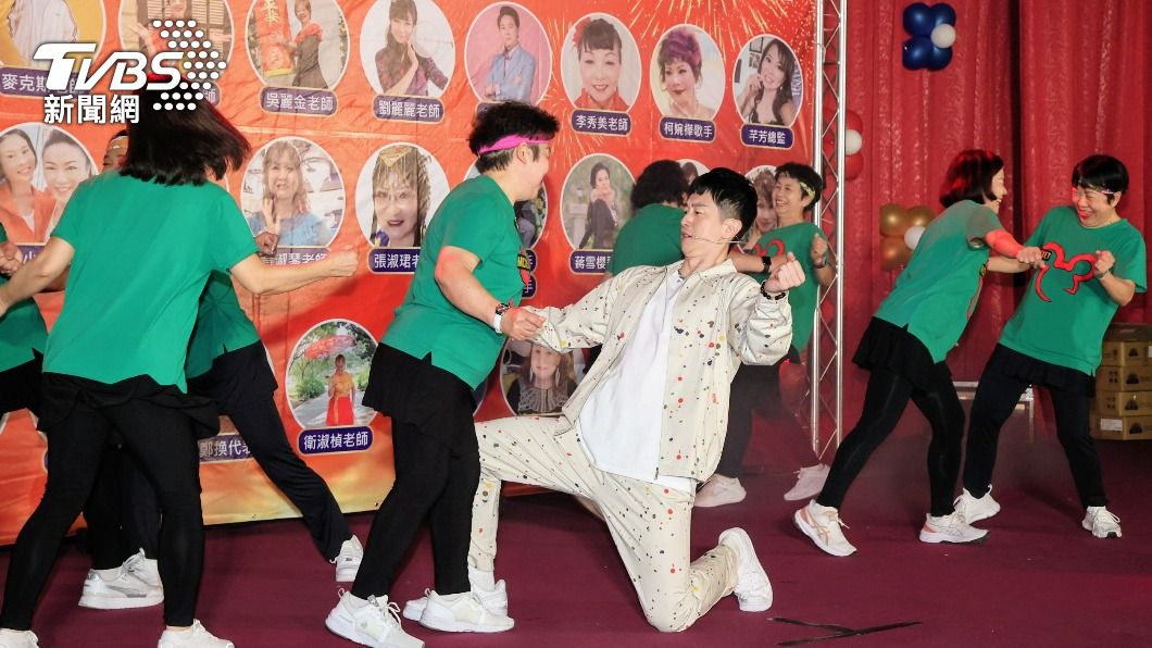 麥克斯和「天母美少女」一起熱舞。（圖／趙世平攝）