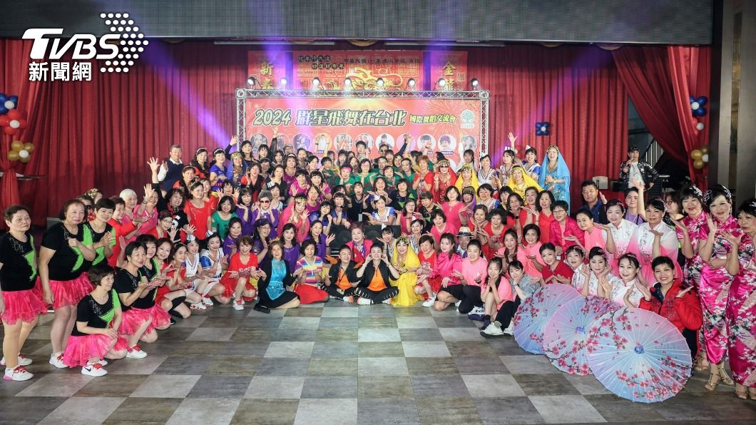 麥克斯擁有高人氣，現場湧上前想要合照。（圖／趙世平攝）