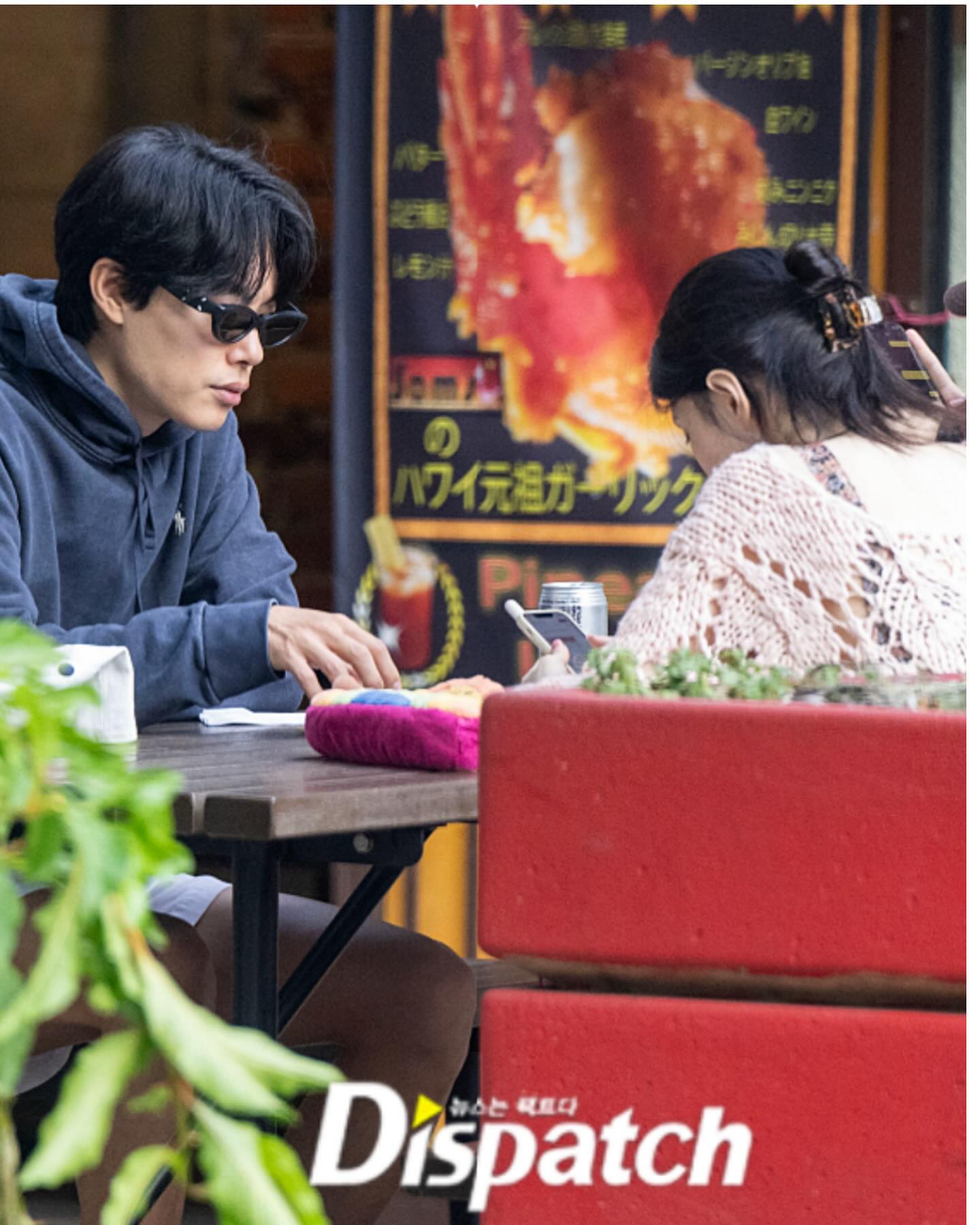 D社曝光約會照。(圖/翻攝《Dispatch》)