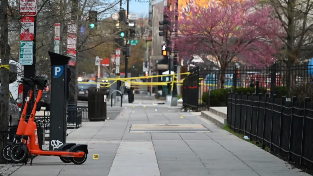 距離白宮約十多個街區的華盛頓特區一處交叉路口17日凌晨發生槍擊案。 （圖／翻攝自CNN）
