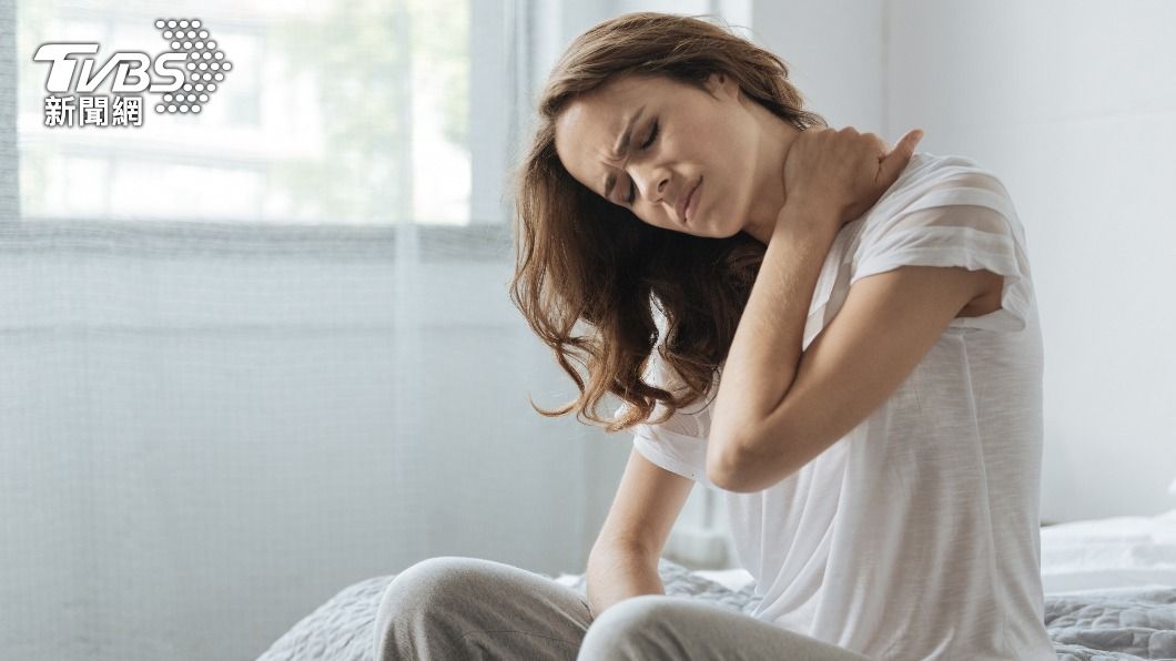 經常頸部痠痛、頭痛可能是頸動脈狹窄。（示意圖，非當事人／shutterstock達志影像）