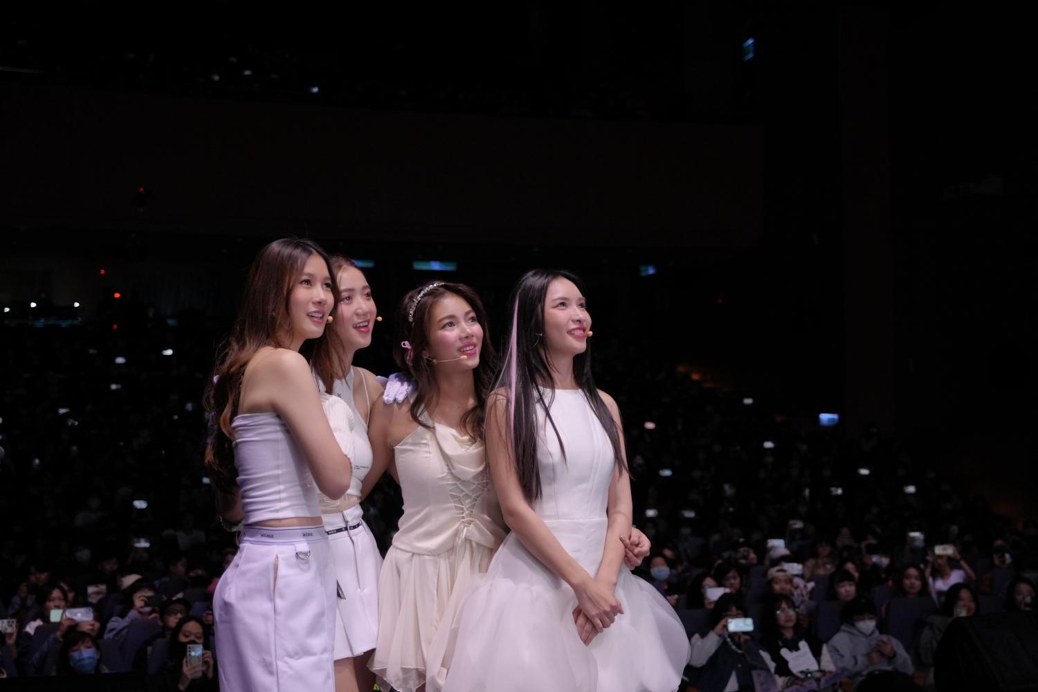 Anda、Noon、Praewa、Lookkaew（左起）看到粉絲應援相當感動。（圖／大國文化提供）