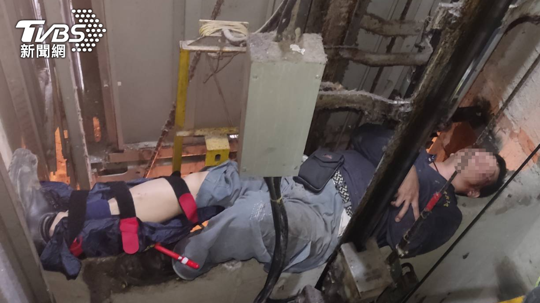 工人拆除電梯時遭重壓，右小腿骨折。（圖／TVBS）