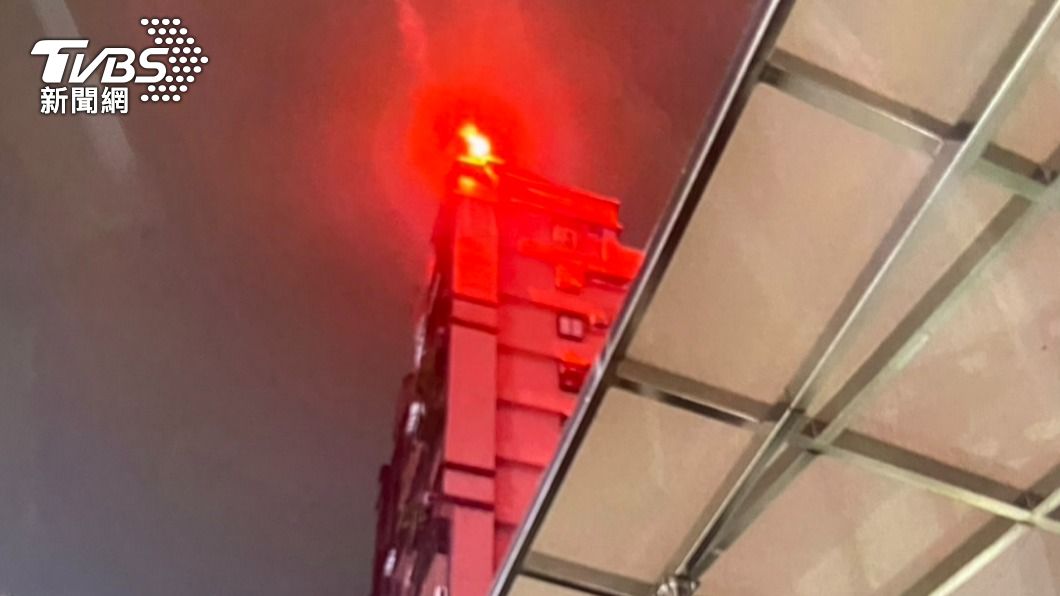 大樓頂樓突冒火光，大批消防急衝滅火。（圖／TVBS）