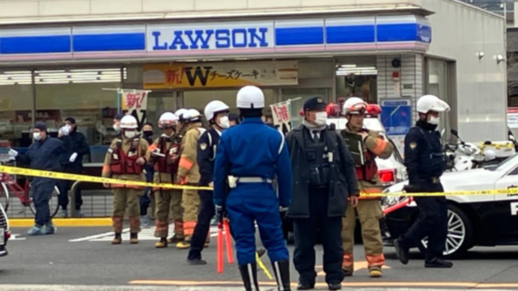 日本廣島市一家便利商店發生持刀傷人事件，造成2名女性受傷。（圖／翻攝自中國新聞）