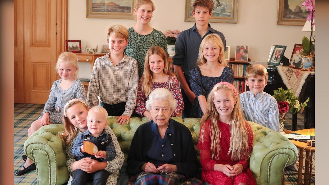 一張由凱特拍攝、去年4月釋出的女王生前與孫兒合照，被發現有多處修改痕跡。（圖／翻攝自@KensingtonRoyal粉專）