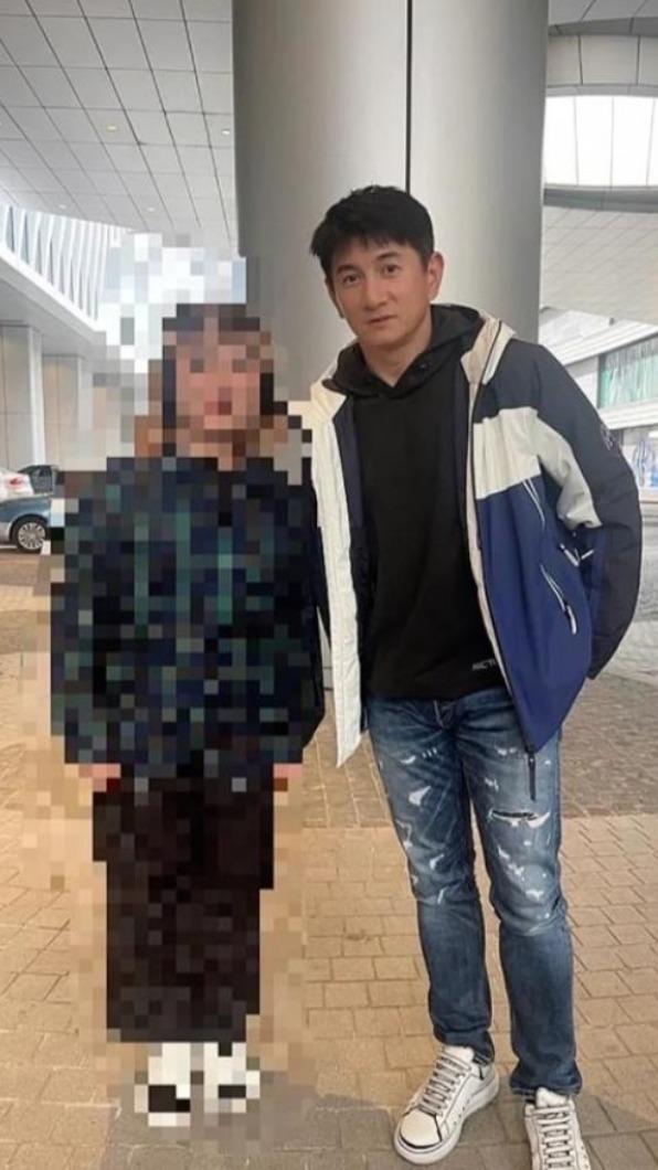 吳奇隆與粉絲合照，因拍攝視角關係使身高看似相近，引熱議。（圖／翻攝自微博）