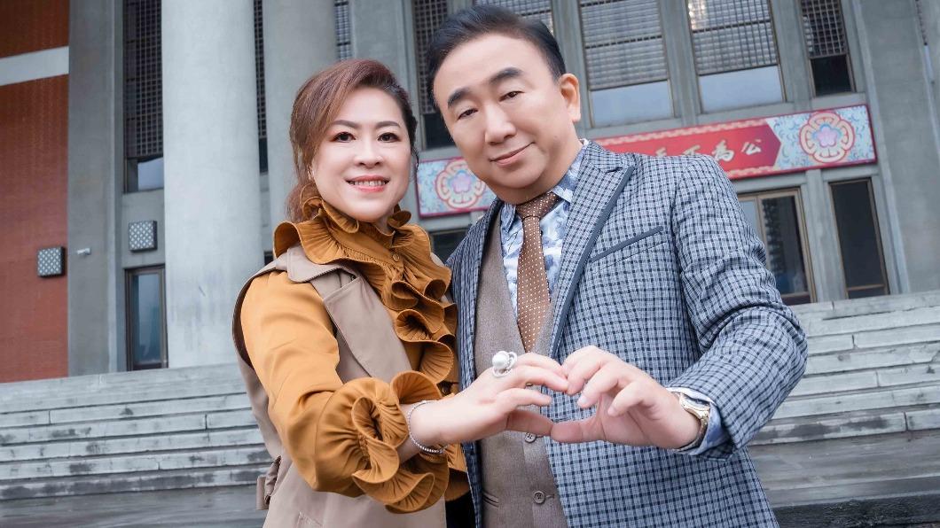 盧正焜（右）和蔡沼玲配唱時，想起相識時的各種甜蜜畫面。（圖／音圓唱片提供）