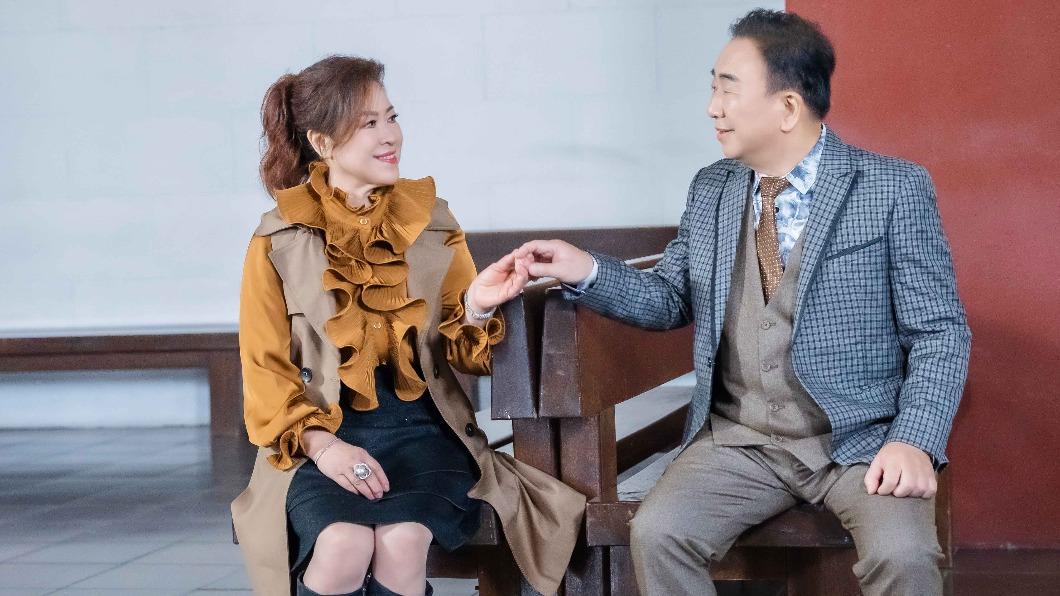 盧正焜（右）和蔡沼玲夫妻宣告要在歌壇發光發熱。（圖／音圓唱片提供）