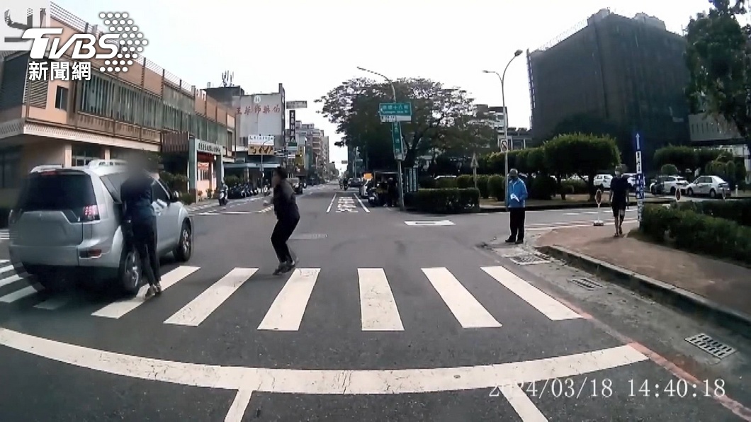 [新聞] 在台南「人要讓車」？駕駛狂衝險撞行人 　手裡飲料灑一地