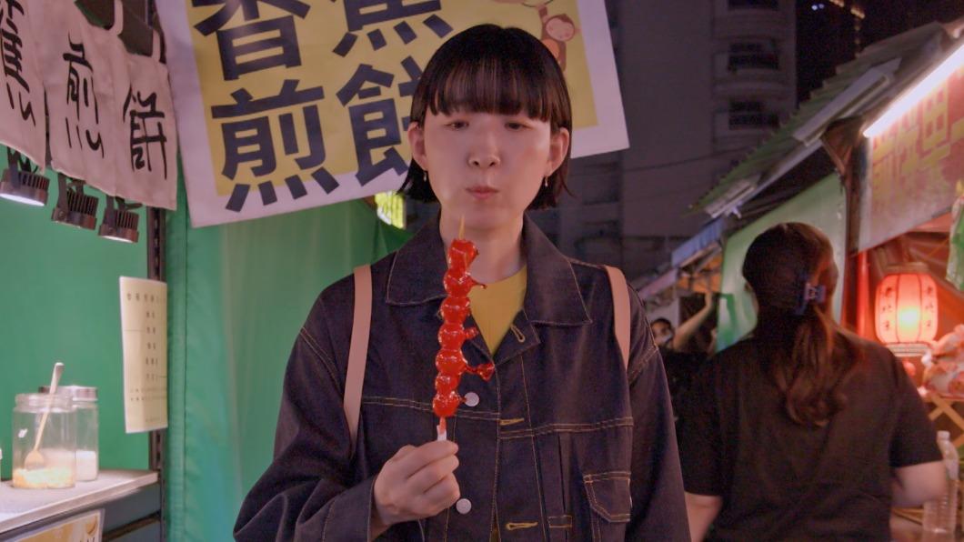 江口德子飾演的五月女惠逛高雄夜市。（圖／Hami Video提供）