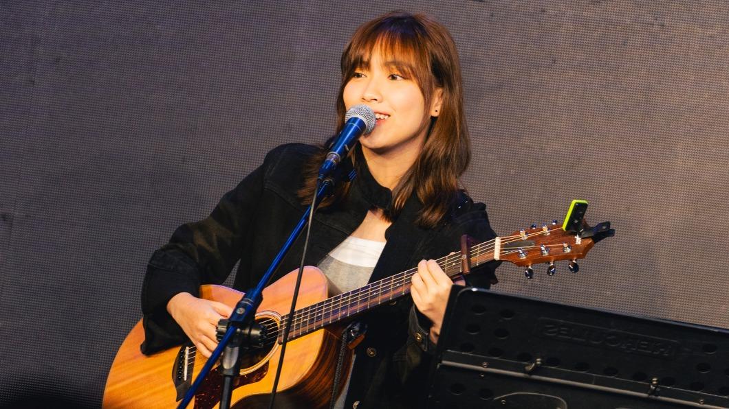 陳佩賢日前在台北舉辦巡迴演出，對於上百位歌迷熱情力挺，讓她忍不住感性落淚。（圖／福茂唱片提供）
