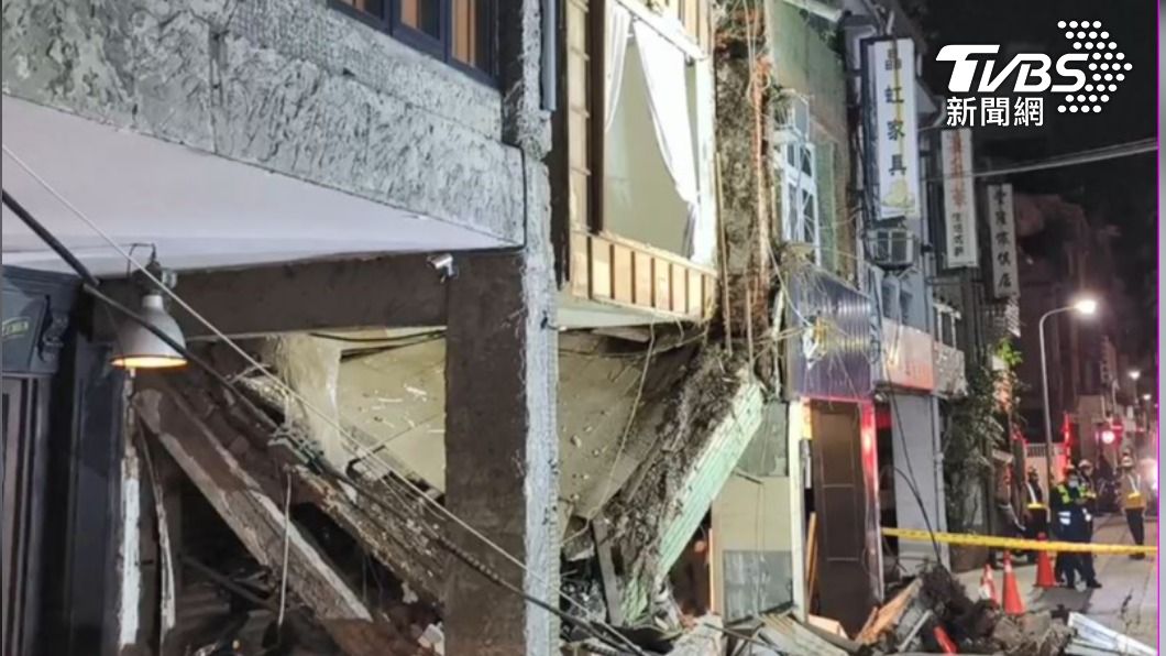 台北市大安區文昌街一處老舊公寓二樓地板突然坍塌。（圖／TVBS）