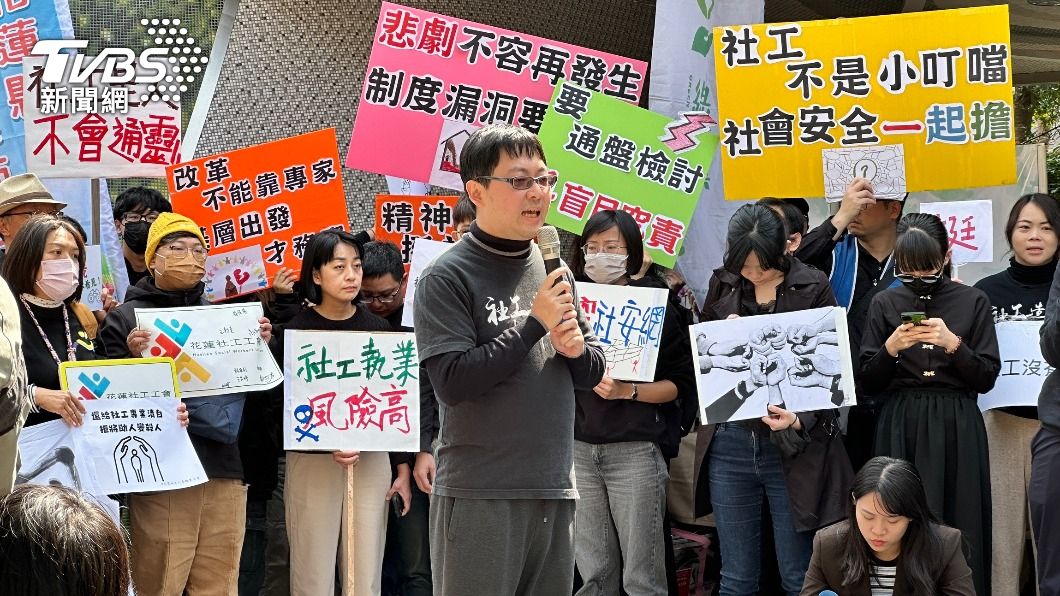  今（20）台北、桃園、台中、花蓮、高雄5大社工工會集結衛福部前抗議，提出5大訴求。（圖／TVBS林亞男攝）