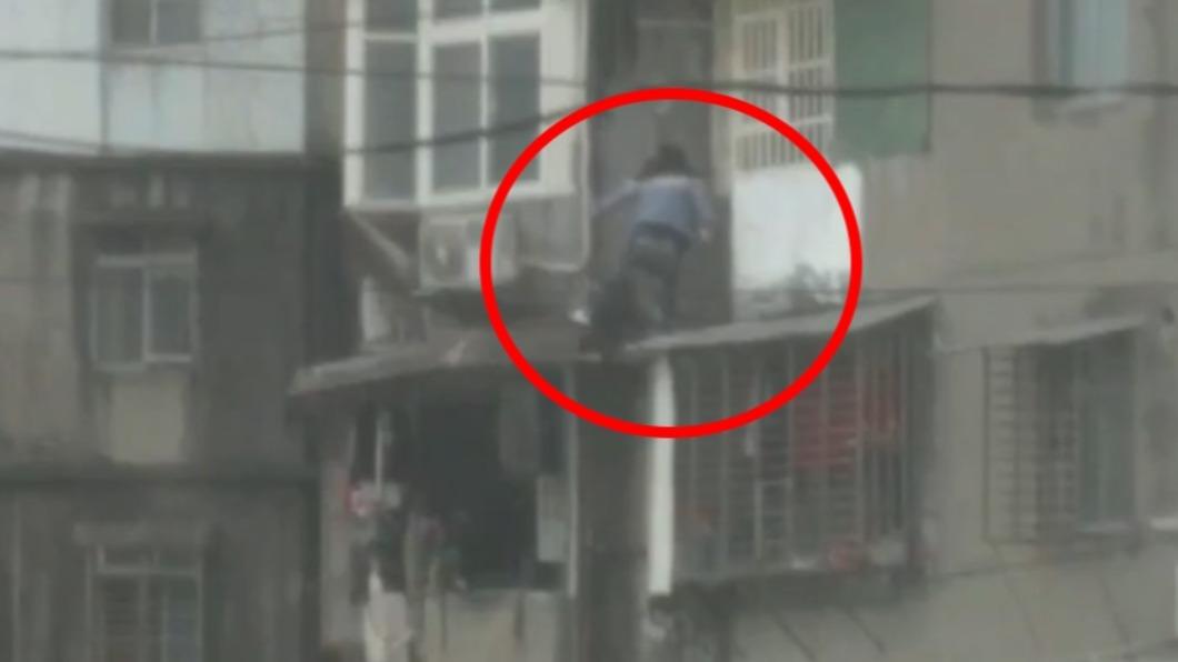 林姓犯嫌為了躲避警方查緝，竟然從３樓住家的後陽台，沿著雨遮攀爬跳到１樓防火巷。（圖／基隆市警方提供）