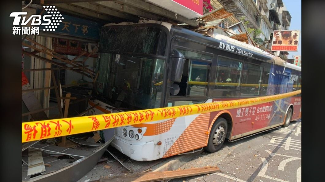 公車不明原因擦撞民宅屋簷，造成2人受傷送醫。（圖／TVBS）