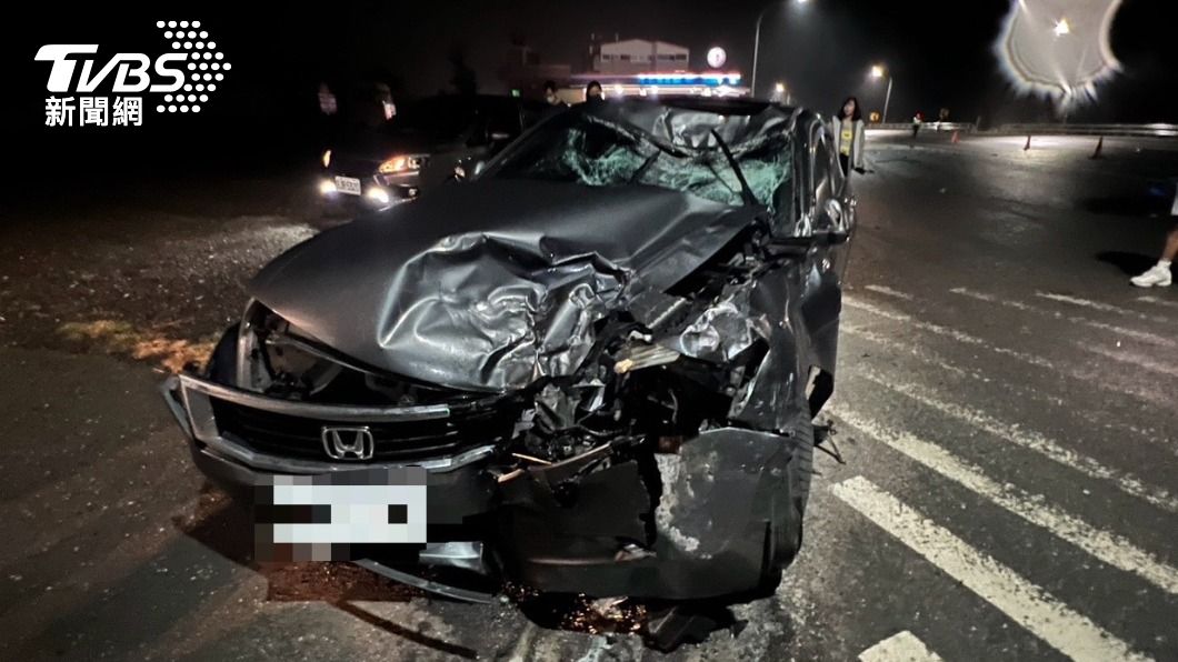 重機男撞上轎車，造成轎車頭嚴重毀損。（圖／TVBS）