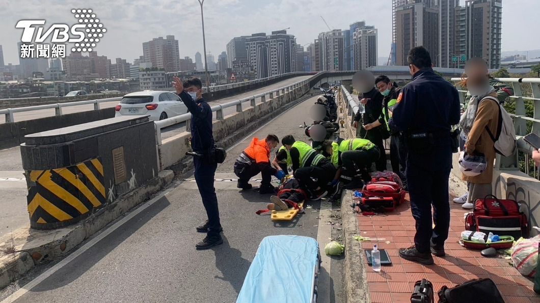 婦人騎機車下橋時自摔，搶救後傷重不治。（圖／TVBS）