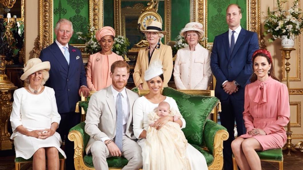 英國王室2019年7月PO出的亞契小王子受洗舊照也被懷疑經過修圖。（圖／翻攝自@sussexroyal IG）