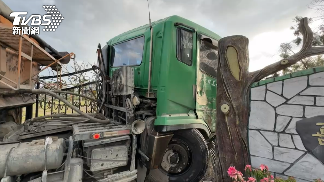 砂石車從對向跨過安全島，再逆向衝入園藝店門口。（圖／TVBS）