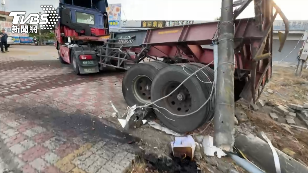 聯結車撞斷一旁電線杆再滑行到路邊。（圖／TVBS）