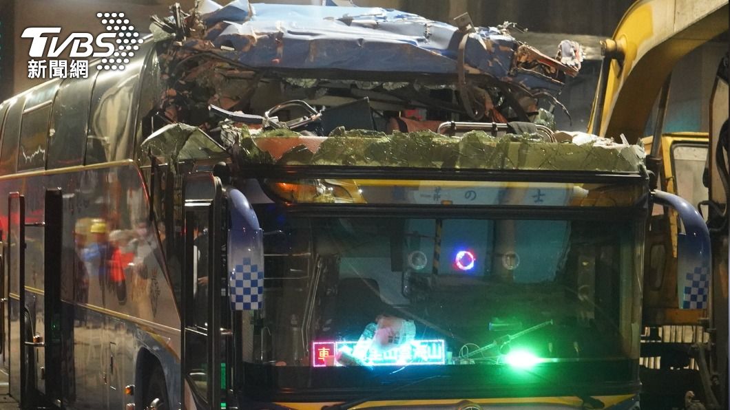 高雄市仁武區高速公路下方涵洞發生遊覽車交通事故，釀成1死15傷。（圖／中央社）