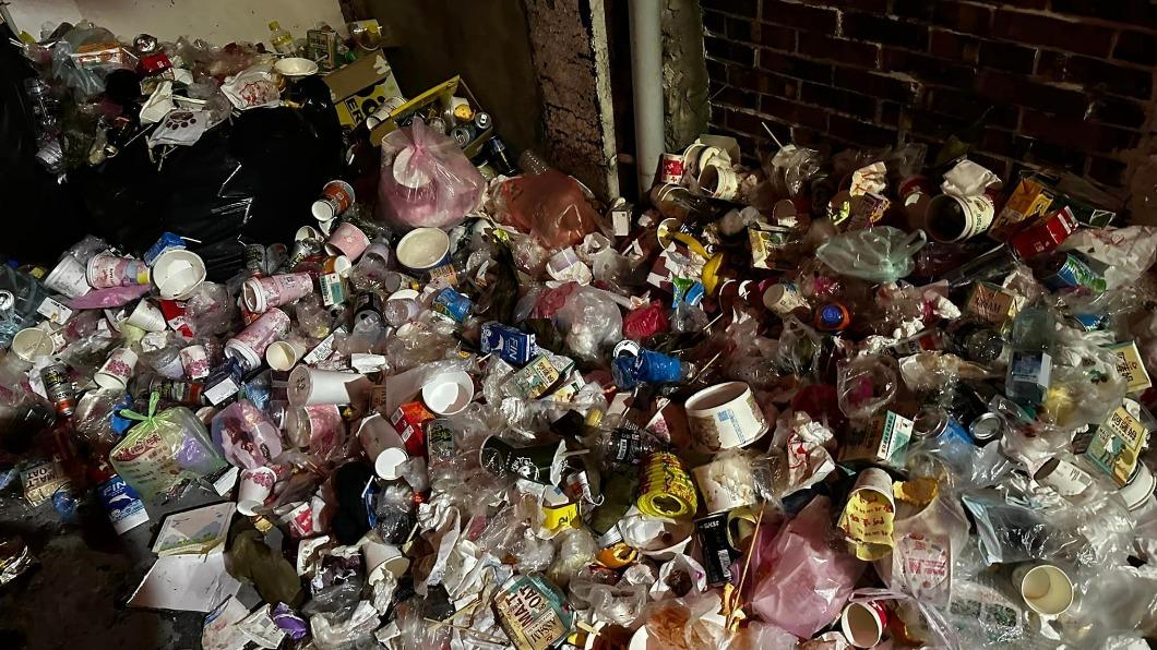 日前有住戶抱怨，進香民眾垃圾亂丟成垃圾山。（圖／翻攝自白沙屯媽祖全球徒步聯誼會臉書）