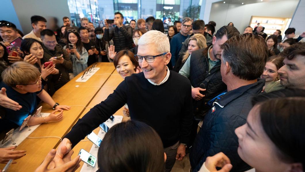 蘋果執行長庫克（中央）親自走訪上海靜安新專賣店，獲得大批粉絲熱烈包圍。（圖／翻攝自Tim Cook微博）