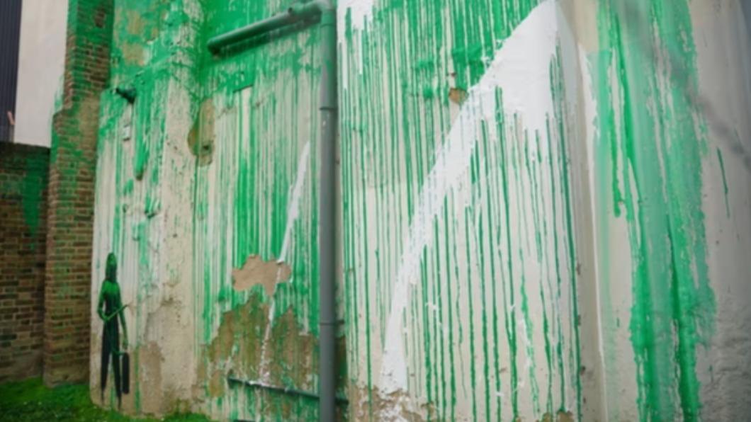英國知名街頭塗鴉藝術家班克西（Banksy）一幅新壁畫才亮相幾天便遭人毀損。（圖／翻攝自theguardian）