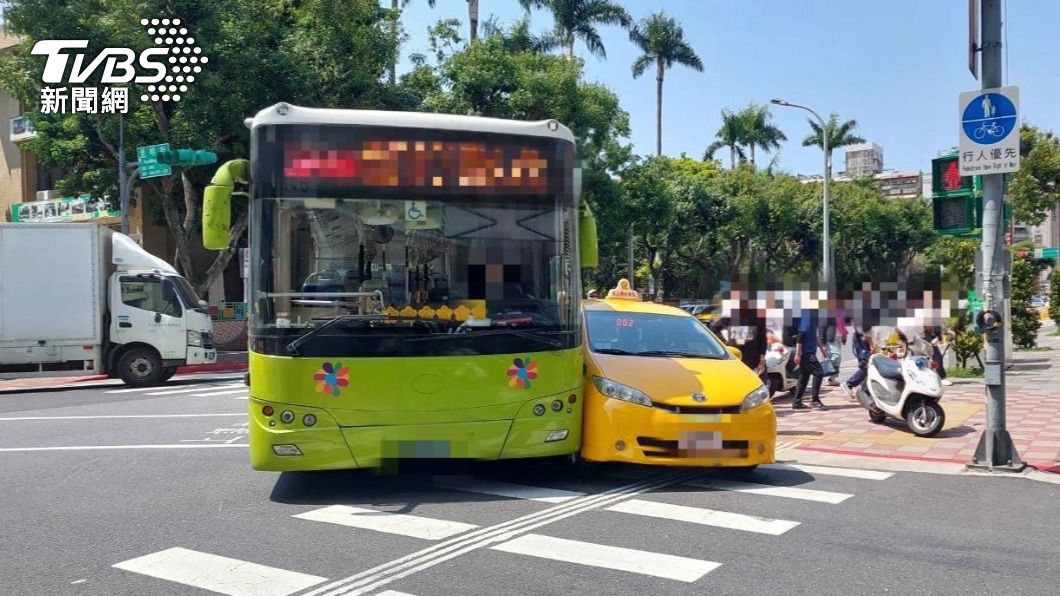 公車和計程車因轉彎發生擦撞。（圖／TVBS）