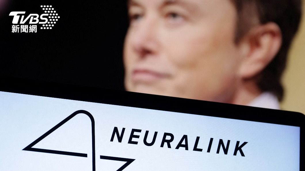 馬斯克的大腦晶片新創公司Neuralink，展現首例大腦植入晶片的患者運用意念在網路上下西洋棋、玩遊戲。（圖／達志影像美聯社）