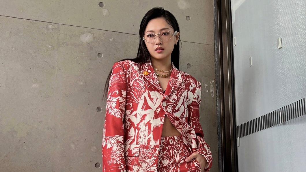 A-Lin愛徒Verna日前出席時尚盛會，以紅白西裝酷帥亮相。（圖／谷優娛樂提供）