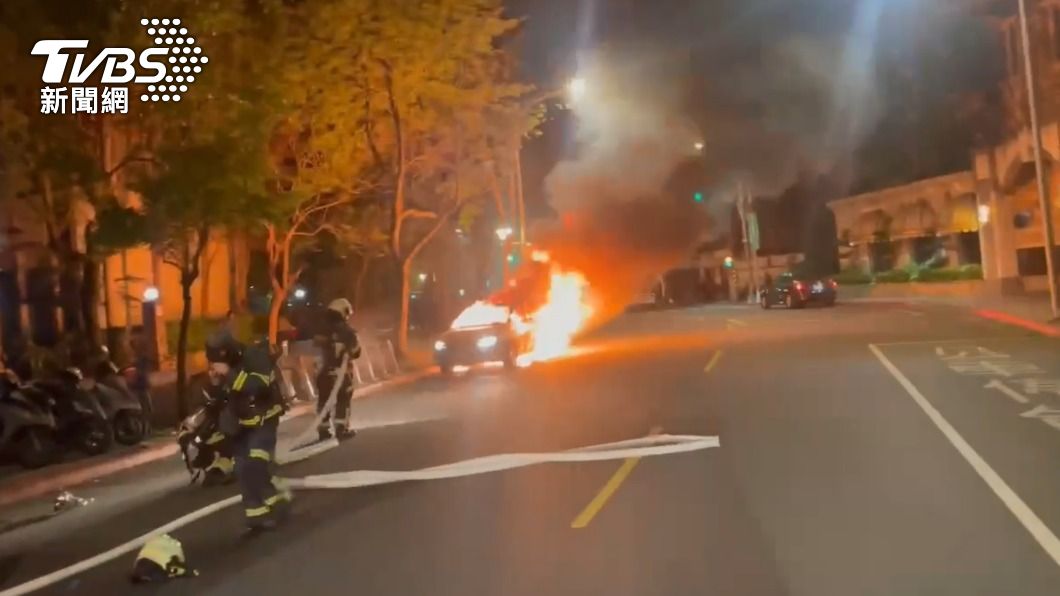 北市街頭火燒車，警消到場搶救。（圖／TVBS）