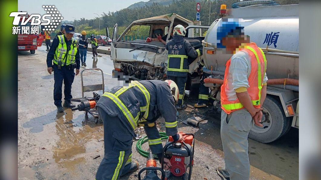 小貨車追撞灑水車，警消到場搶救。（圖／TVBS）