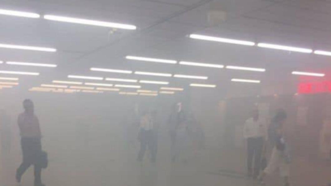 有民眾拍下新宿車站內灰煙密布的狀況。（圖／翻攝自@iPhone_blind推特）
