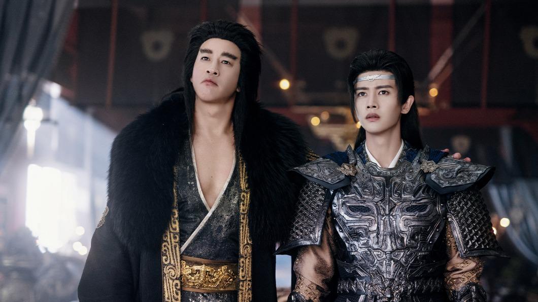 何潤東（左）在《烈焰》中扮演任嘉倫的父親，濃眉、低胸造型很吸睛。（圖／愛奇藝國際站提供）