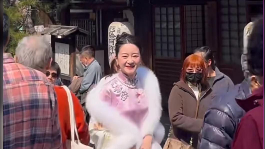 中國服裝設計師去日本旅遊，特意換上手工旗袍。（圖／翻攝自小紅書）