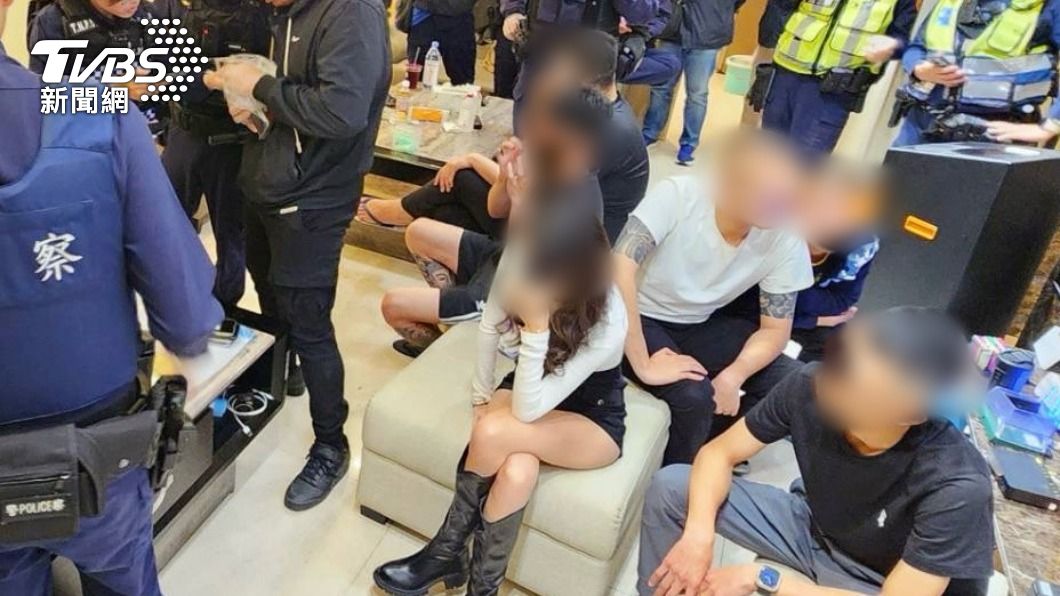 年輕男女被警方破獲毒趴現場。（圖／TVBS）
