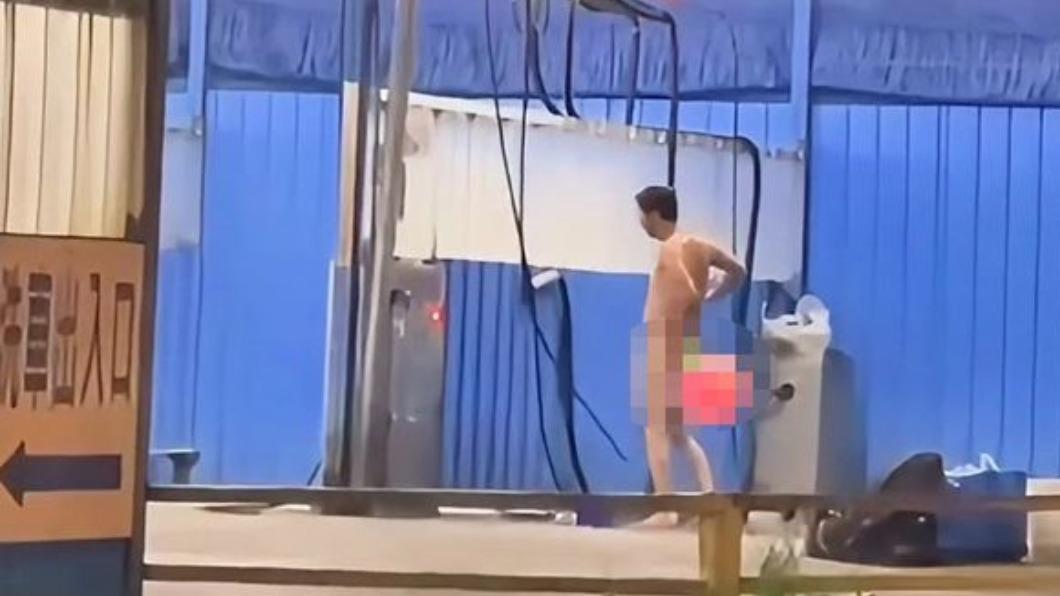 男全裸直接在洗車場洗澡。（圖／翻攝自社會事新聞影音）