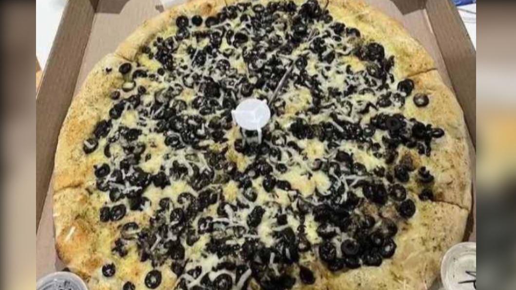 網友外送附註披薩要黑橄欖加爆。（圖／翻攝自Dcard）