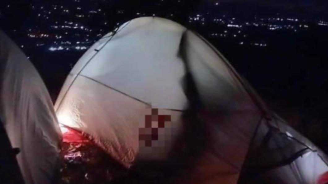 網友露營時意外瞥見一旁的帳篷正在「大做瑜伽」。（圖／翻攝自@爆料公社　臉書）