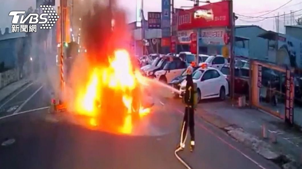 轎車自撞起火。（圖／TVBS）