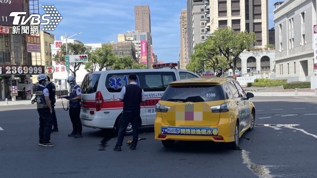 值勤的救護車遭到小黃未禮讓而發生擦撞。（圖／TVBS）