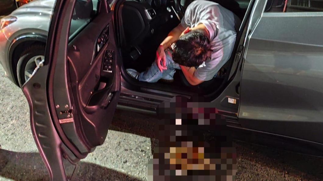 高雄一名男子日前因酒醉在車內嘔吐斷片，誇張畫面被網友拍下。（圖／翻攝自臉書Eric Wu Wu）