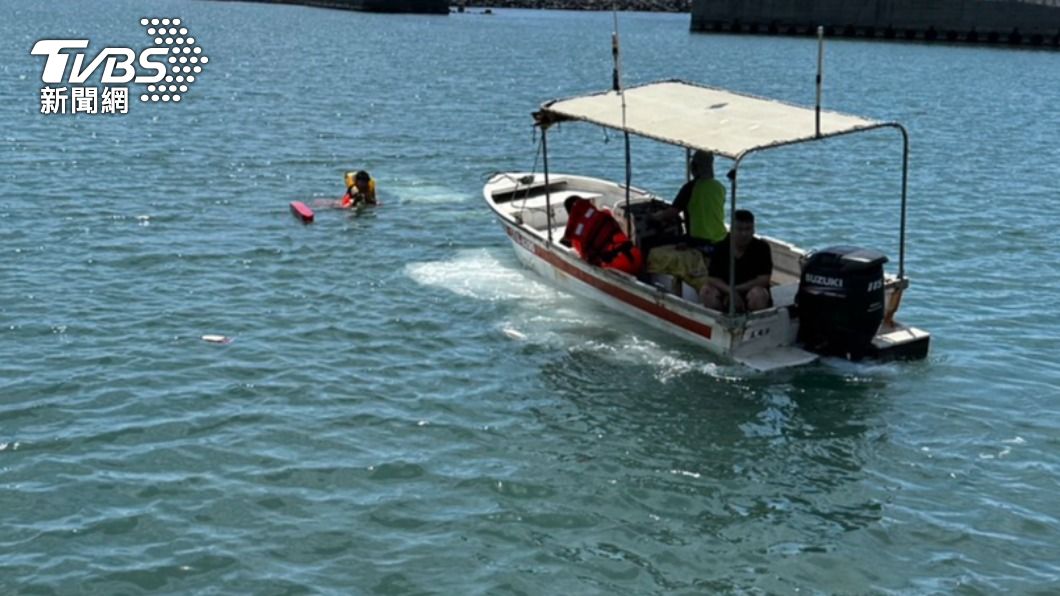 一名海軍在南寮漁港連人帶車衝入海中，副駕座老母不幸溺斃（圖／TVBS）