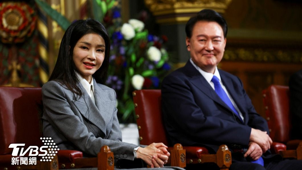 南韓總統尹錫悅（右）的夫人金建希，疑似因收受名牌包醜聞，「失蹤」近四個月時間。（圖／達志影像美聯社）