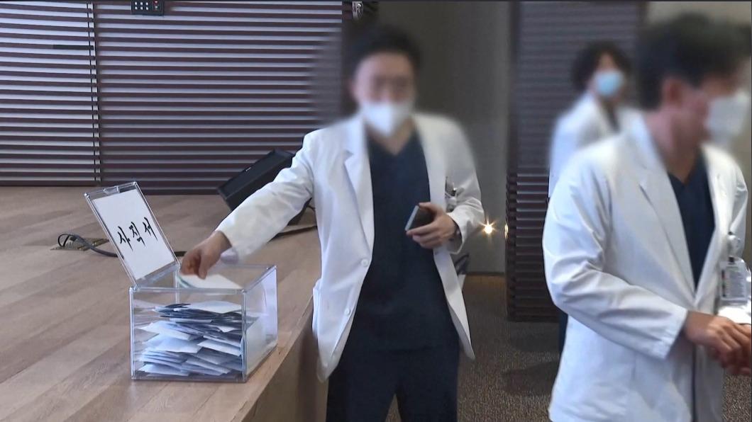Fw: [新聞] 南韓醫學院教授今集體請辭！　減少門診向