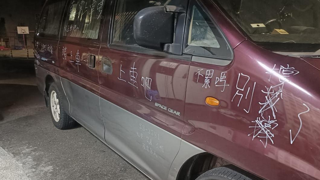白馬哥在車身寫下「請上車」。（圖／翻攝自白沙屯媽祖全球徒步聯誼會 臉書）